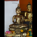 Gläubige tragen Blattgold auf die Buddha-Statuen auf